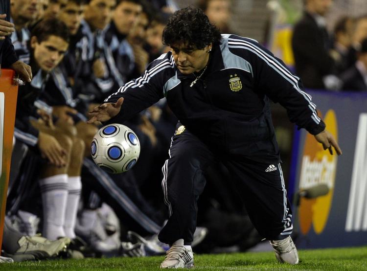 Trods skuffende resultater i de seneste landskampe skal Diego Maradona ikke frygte for sit trænersæde. Arkiv 