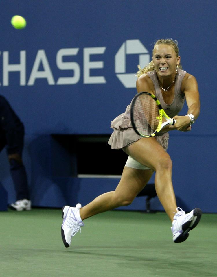 Caroline Wozniacki returnerer bolden til Melanie Oudin fra USA, som danskeren slog i to sæt i kvartfinalen. Arkivfoto. 