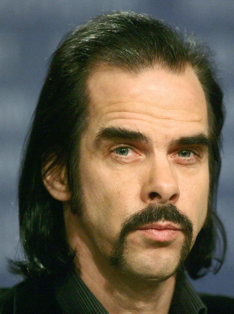 Den 51-årige sanger og sangskriver Nick Caves roman 'Bunny Monros død' er en »brandfarlig omgang semipornografisk, højpandet affald på grænsen mellem skrot og kunst«, skrev en australsk anmelder. Mens man på The Times pegede på, at den rummer »flere beskrivelser af genitalier end i de fleste gynækologiske lærebøger«.  Foto: Gavin Evans 