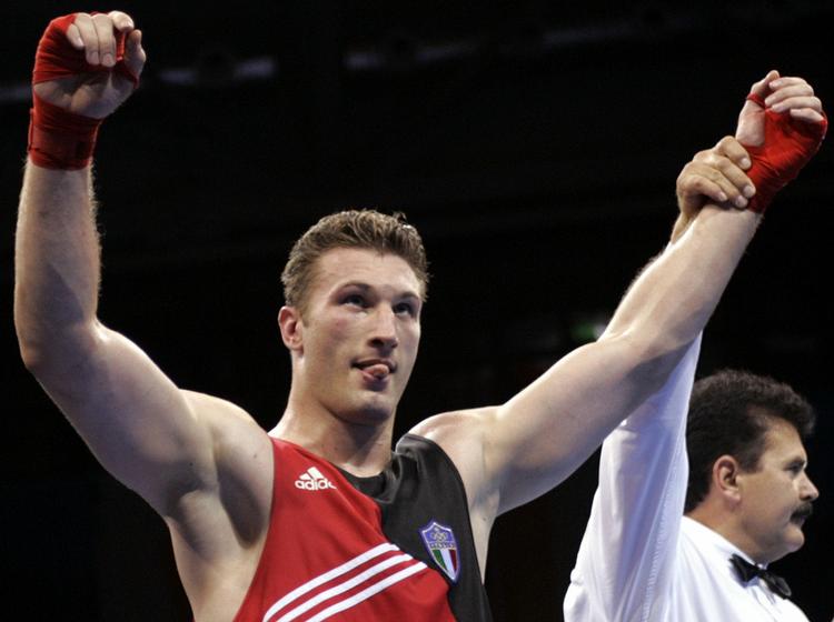 Roberto Cammarelle fra Italien jubler her over en sejr ved kvartfinalen under OL i Athen 2004. På det tidspunkt fik han sved på kroppen, hvad han næppe gjorde under gårsdagens finalesejr ved VM. Arkivfoto. 