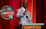 Basketstjernen Michael Jordan takker for optagelsen i sportens Hall of Fame. 