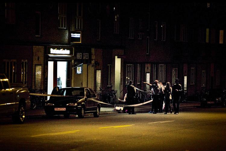 19-årig mand blev fredag aften ramt af tre skud i maven. Politiet mener, at gerningsmændene skal findes i rockerkredse. 
