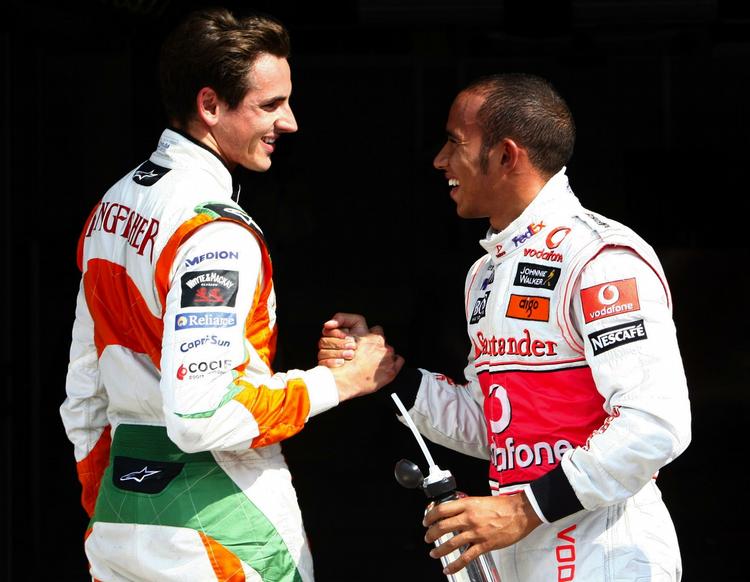 Lewis Hamilton(th) hilser på kollegaen Adrian Sutil. De starter som henholdvis nummer et og to, når det italienske Formel 1-grand prix søndag køres. 