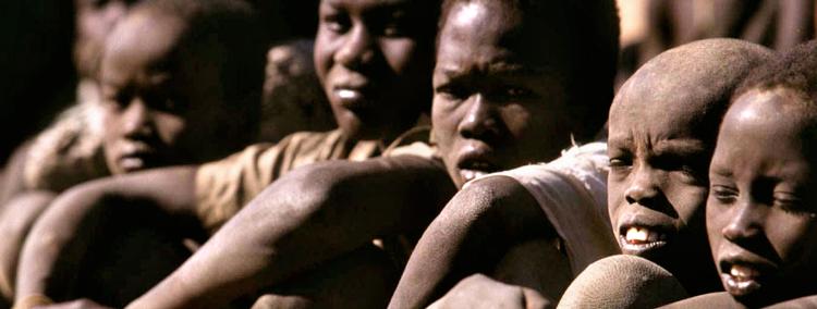 Børnesoldater og prostituerede hører til nogle af vor tids eksempler på slavearbejdere. Men ’eksporten’ af uddannede, og dog så fattige folk fra Afrika foregår i stor stil og er sat systematisk i værk af professionelle mellemhandlere. Foto: Jean-Marc Bouju 