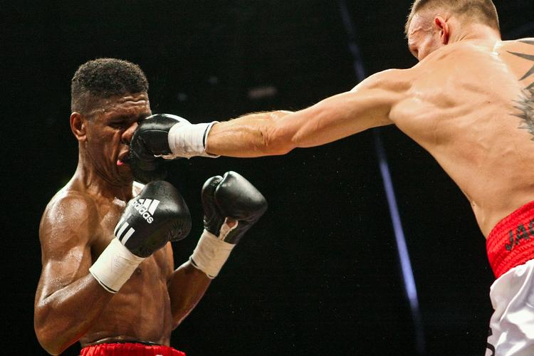 Mikkel Kessler havde travlt mod  Perdomo, men han får nu også travlt i USA med at promovere sig selv. 