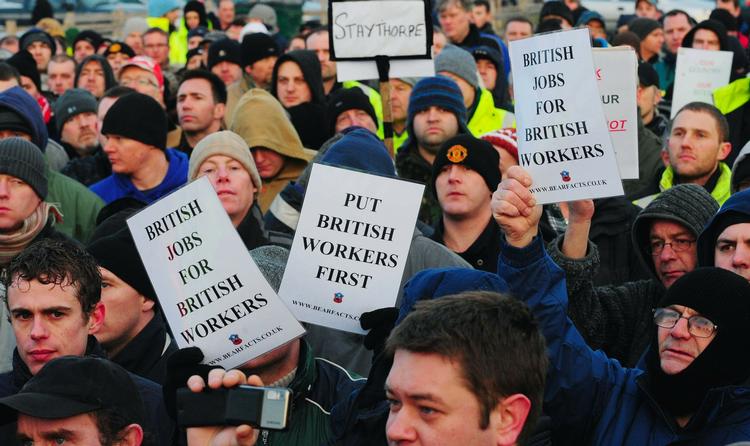 Britiske arbejdere demonstrerede i januar mod, at udenlandsk arbejdskraft bliver brugt på boreplatforme. 'Britiske job til britiske arbejdere' står der på skiltene. 