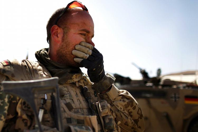 En tysk soldat kunne ikke holde følelserne tilbage, efter at han var vendt hjem til sin base efter de voldsomme kamphandlinger i Kunduz. 