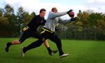 Fysisk kontakt er ikke tilladt i flagfootball. Man tackler i stedet ved at snuppe de gule flag, som sidder på hofterne. Foto: Rasmus Schou 