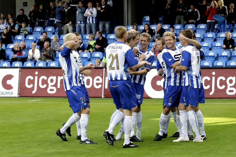 1-0-scoringen fejres af Esbjergs spillere, som dog måtte lide for sejren på 3-2. 