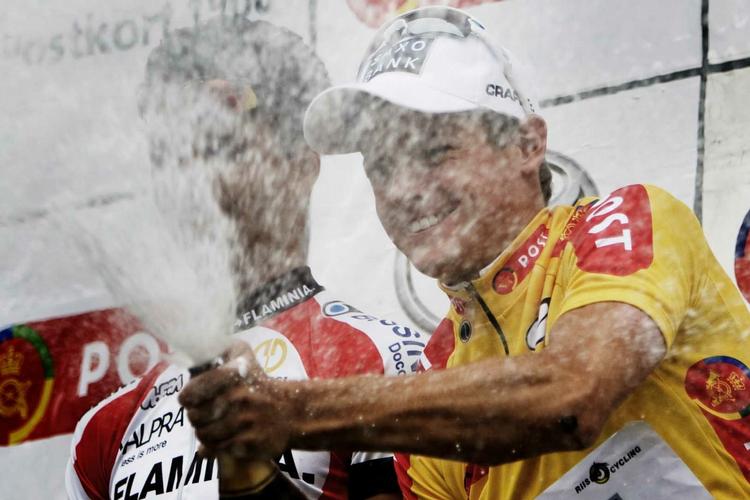 Jacob Fuglsang i en regn af champagne, da han vandt Danmark Rundt. Arkivfoto. 