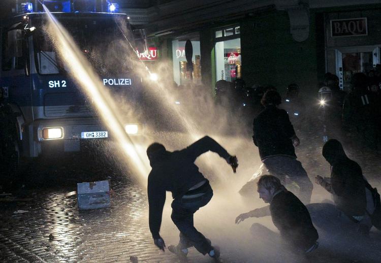Demonstranter angreb politiet i Hamburg. 