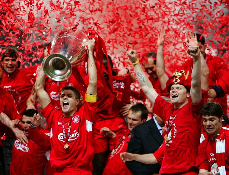 Carlsberg på maven og pokalen i hænderne. Liverpool-spillerne jubler efter sejren i Champions League-finalen i 2007, hvor holdet besejrede Milan. 