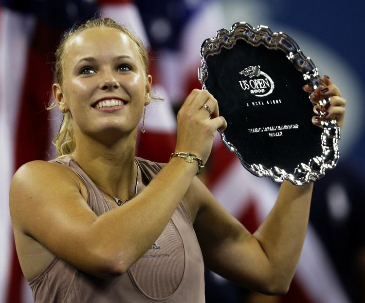 Et sølvfad og en chek på 800.000 dollar, godt fire millioner kroner. Det er udbyttet af Caroline Wozniackis første grand slam-finale. 