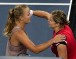 Kim Clijsters (th) takker Caroline Wozniacki for kampen. Danskeren var ikke langt fra sejren, mener træner og far, Piotr Wozniacki. 