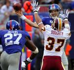 New York Giants' Eli Manning sender en aflevering afsted i kampen mod Washington Redskins. 