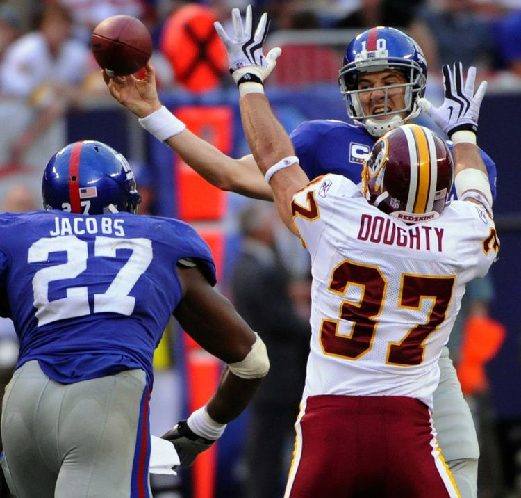 New York Giants' Eli Manning sender en aflevering afsted i kampen mod Washington Redskins. 