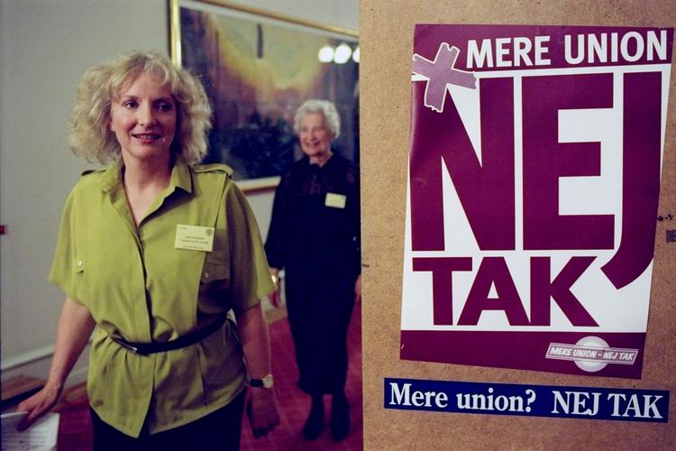 Drude Dahlerup er forkvinde for Ny Agenda, der har til formål at være EU-kritisk. Billedet er fra 1998, hvor hun som medlem af JuniBevægelsen agiterede for et nej ved folkeafstemningen om Amsterdam-traktaten. 