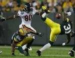 Green Bay Packers' Al Harris (31) og Atari Bigby (20) opfanger en aflevering til  Chicago Bears' Earl Bennett (80). 