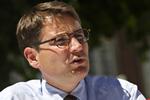 Justitsminister Brian Mikkelsen (K) vil have borgernes bedste ideer til, hvordan bandekrigen kan stoppes. 
