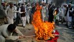 Pakistanere brænder Dannebrog af under en af demonstrationerne mod muhammedtegningerne. Arkivfoto. 