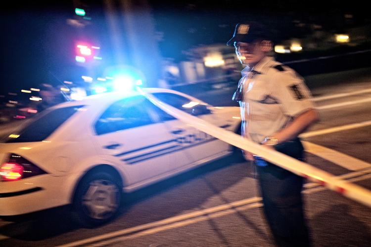 Politiet afspærrede hurtigt et større område ud for gerningsstedet i Skelbækgade. Den formodede flugtbil er fundet udbrændt i Sydhavnen. 