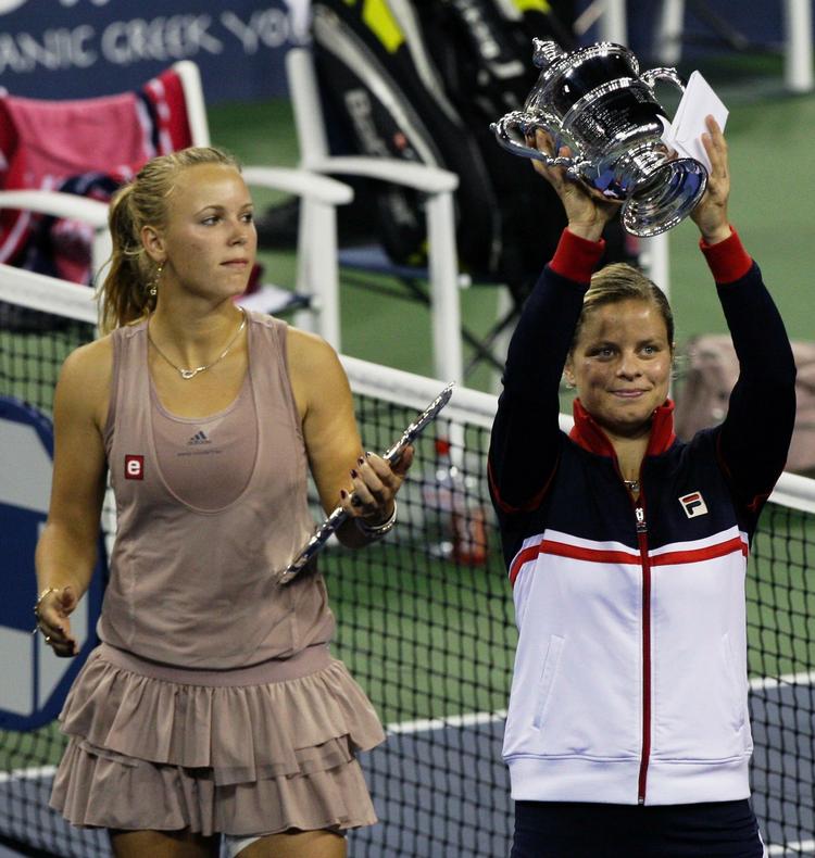 Den ville jeg gerne have haft fingre i, synes Caroline Wozniacki at tænke, da Kim Clijsters hæver trofæet for US Open-titlen. Men finalepladsen har i sig selv battet godt for danskeren på ranglisten. 