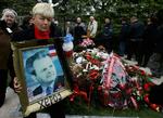 Milosevic døde 11. marts i 2006. Billedet er fra treårsdagen for hans dødsdag, hvor han bliver mindet ved sin grav af nogle af sine tilhængere. 