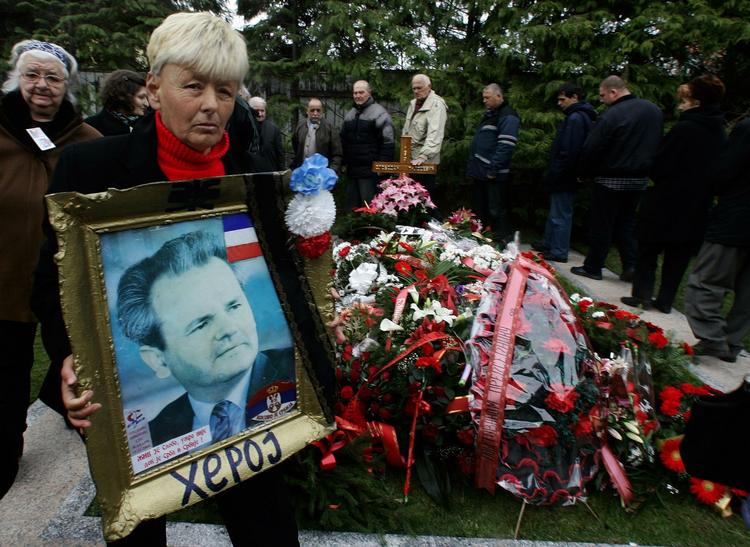 Milosevic døde 11. marts i 2006. Billedet er fra treårsdagen for hans dødsdag, hvor han bliver mindet ved sin grav af nogle af sine tilhængere. 