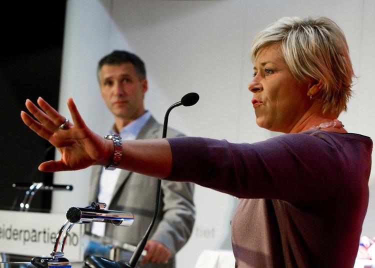 Norges statsminister, Jens Stoltenberg og Fremskridtpartiets leder Siv Jensen under et valgmøde. Fremskridtspartiet har tabt terræn i løbet af valgkampen. 