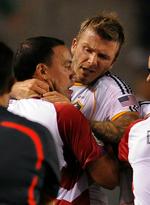 En tydeligt overtændt David Beckham havde lidt for godt fat i Dallas-spilleren Daniel Hernandez, da L.A. Galaxy tabte 3-6. 