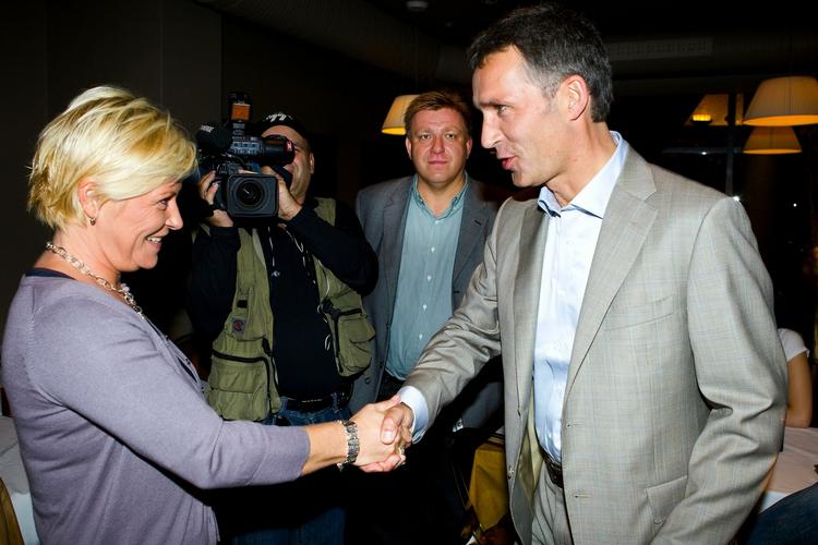 Fremskrittspartiets Siv Jensen kan ikke skubbe Arbeidepartiets Jens Stoltenberg af pinden som Norges statsminister. I hvert fald hvis man skal tro den seneste meningsmåling. 