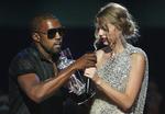 Kanye West hev mikrofonen ud af hånden på Taylor Swift, der helt mistede mælet. 