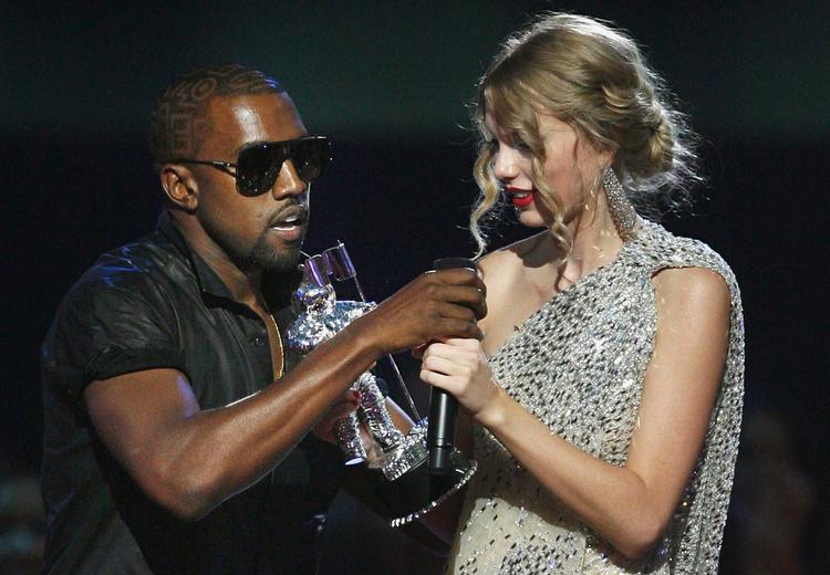 Kanye West hev mikrofonen ud af hånden på Taylor Swift, der helt mistede mælet. 