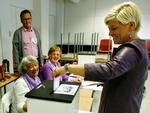 Siv Jensen fra Fremskrifttspartiet afgiver sin stemme. 