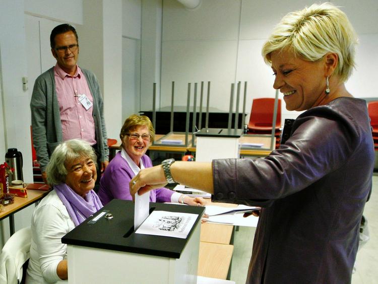 Siv Jensen fra Fremskrifttspartiet afgiver sin stemme. 