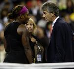 Serena Williams i diskussion med en official ved US OPen efter sit vredesudbrud, som hun nu angrer. Arkivfoto. 