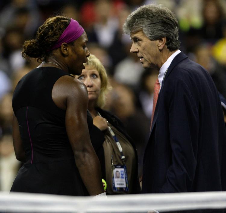 Serena Williams i diskussion med en official ved US OPen efter sit vredesudbrud, som hun nu angrer. Arkivfoto. 