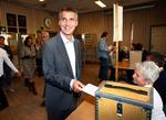 Den socialdemokratiske statsminister Jens Stoltenberg afgiver sin stemme. 