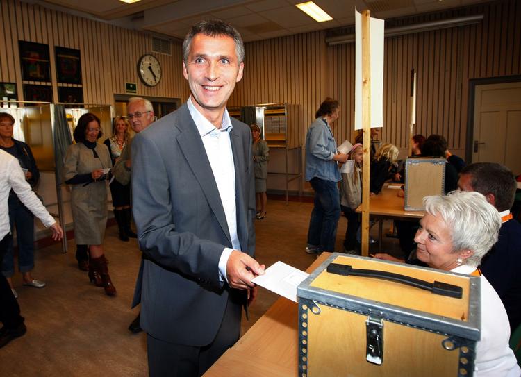 Den socialdemokratiske statsminister Jens Stoltenberg afgiver sin stemme. 