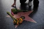 Patrick Swayze sov stille ind med familien ved sin side. Her  har fans placeret blomster ved hans stjerne på Hollywoods 'Walk of Fame'. 