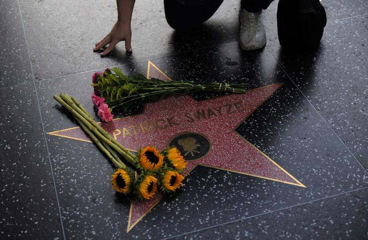 Patrick Swayze sov stille ind med familien ved sin side. Her  har fans placeret blomster ved hans stjerne på Hollywoods 'Walk of Fame'. 