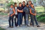 Men Patrick Swayze fik faktisk sit gennembrud fire år før 'Dirty Dancing', nemlig i 'The Outsiders', hvor han spillede sammen med andre kommende stjerner som Emilio Estevez, Rob Lowe, Matt Dillon, Ralph Macchio og Tom Cruise. 