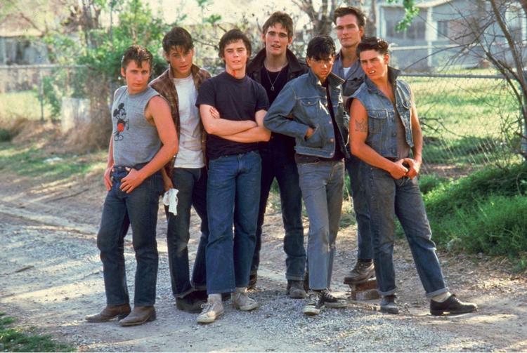 Men Patrick Swayze fik faktisk sit gennembrud fire år før 'Dirty Dancing', nemlig i 'The Outsiders', hvor han spillede sammen med andre kommende stjerner som Emilio Estevez, Rob Lowe, Matt Dillon, Ralph Macchio og Tom Cruise. 