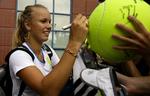 Caroline Wozniacki skriver autografer før kvartfinalen i US Open mod Melanie Oudin. Arkivfoto. 