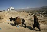 Hverdagslivet går videre for de menige afghanere, mens politikere og myndigheder slås om valgresultatet. Her er vi i nærheden af hovedstaden, Kabul. 