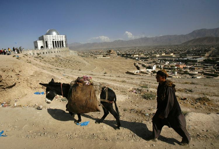 Hverdagslivet går videre for de menige afghanere, mens politikere og myndigheder slås om valgresultatet. Her er vi i nærheden af hovedstaden, Kabul. 