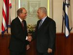 George Mitchell (t.v.) håber, han kan overtale præsident Benjamin Netanyahu til at stoppe de israelske bosættelser. 