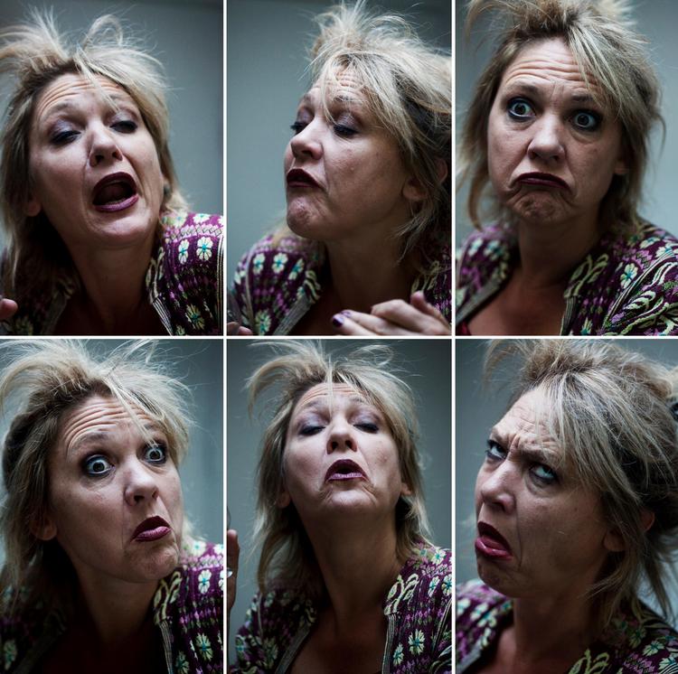 »Jeg har spillet Damen med de blå tænder lige siden, jeg sad med runde æblekinder i 'Emmas Dilemma'. Da var hun 40 år. Nu er jeg jo selv 40 år, og det er lige som om, jeg har vokset mig ind i den figur. Nu påstår jeg, at hun er 50 år - det kan jeg bedre leve med«.  Foto: Tobias Selnæs Markussen 