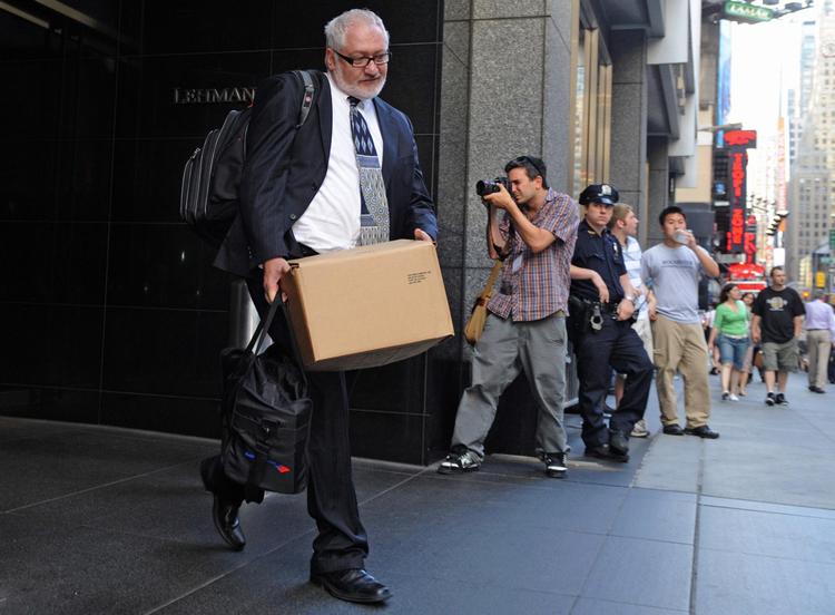 15. september 2008. En nu tidligere medarbejder forlader Lehman Brothers' hovedkvarter i New York. Efter 158 år knækkede investeringsbanken halsen på et lånecirkus, branchen selv havde skabt. Foto: Louis Lanzano/AP 