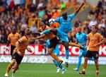 'Spot the home-grown player'. Kun Karl Henry (i orange midt i billedet) er en spiller fra egne rækker på dette foto fra kampen mellem Wolverhampton og Hull. Resten af spillerne kommer fra andre nationale ligaer. Og så er netop de to klubber ikke blandt de værste i Premier League. Arkivfoto. 